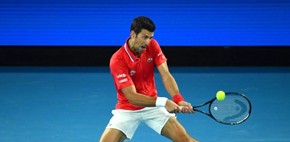 El serbio Novak Djokovic regresa contra el alemán Alexander Zverev durante su partido de tenis individual masculino del grupo A de la Copa ATP en Melbourne el viernes.