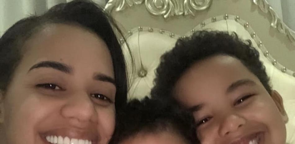 Betty Gerónimo junto a sus hijos en imagen publicada por ella en su Instagram.