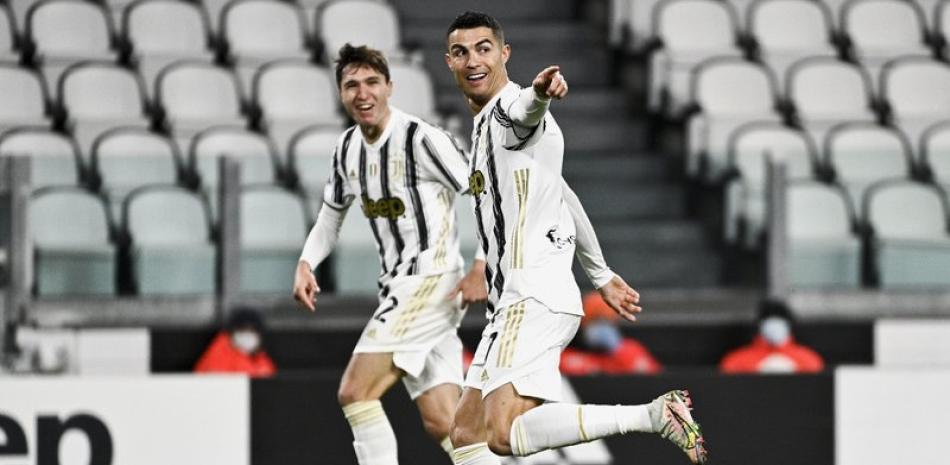 El jugador de la Juventus Cristiano Ronaldo celebra tras anotar el primer tanto de su equipo durante el partido Italia, este de la Serie A italiana contra la Roma, en Turín.
