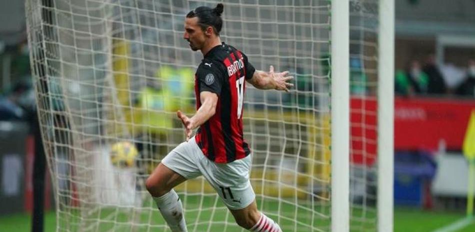 Zlatan Ibrahimovic celebra uno de los dos goles que marcó para el Milan en su victoria de este domingo sobre el Crotone.