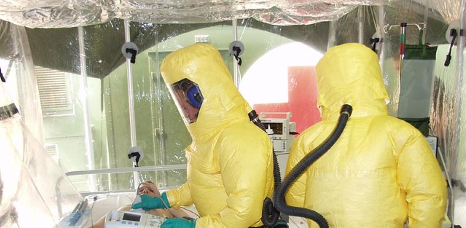 Médicos cuidando de un enfermo con ébola/ Fuente Externa