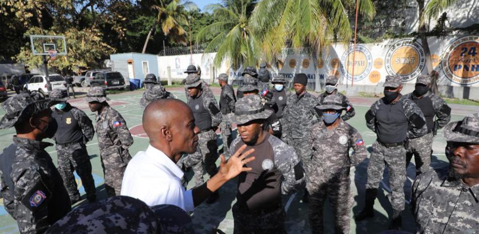 El presidente haitiano, Jovenel Moise, en una visita reciente al cuerpo de policía Swat.