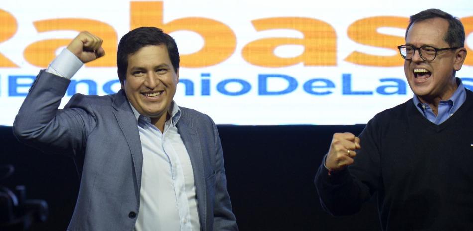Andrés Arauz, a la izquierda, celebra con su compañero de formula presidencial. Agencia AFP.
