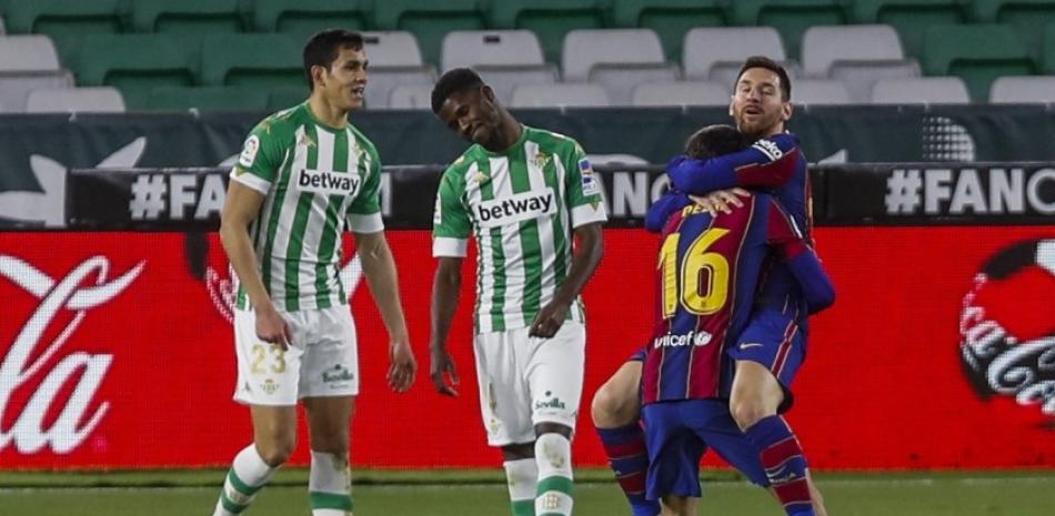 Lionel Messi celebra junto a un compañero el gol de la victoria.