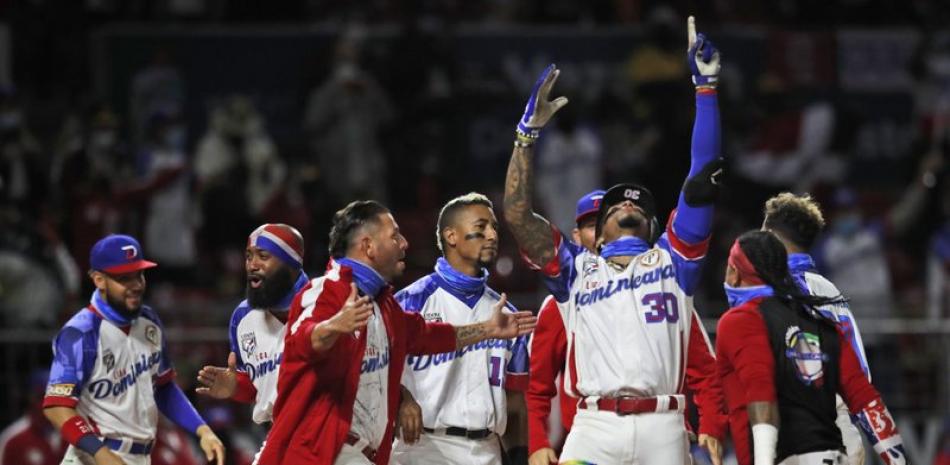 El jugador dominicano Johan Camargo alza los brazos para celebrar su jonrón solitario, en el quinto inning de su juego contra Puerto Rico, en la final de la Serie del Caribe en el estadio Teodoro Mariscal de Mazatlán, México.