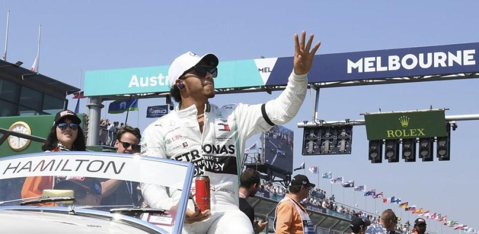 Lewis Hamilton saluda al público durante el desfile de pilotos en Melbourne, Australia.
