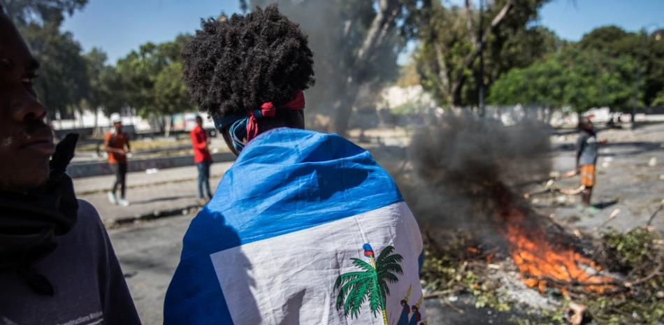 Los manifestantes se reúnen el 7 de febrero de 2021 en Port-au-Prince, Haití para exigir la renuncia del presidente Jovenel Moïse, quien busca extender su mandato hasta febrero de 2022, que según la constitución finaliza este 7 de febrero.