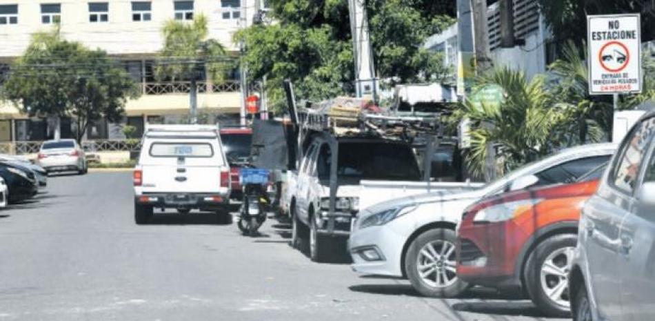 Negocios de todo tipo obstruyen el libre tránsito en el sector Honduras, al igual que en Mata Hambre y la avenida Cayetano Germosén. JORGE CRUZ/