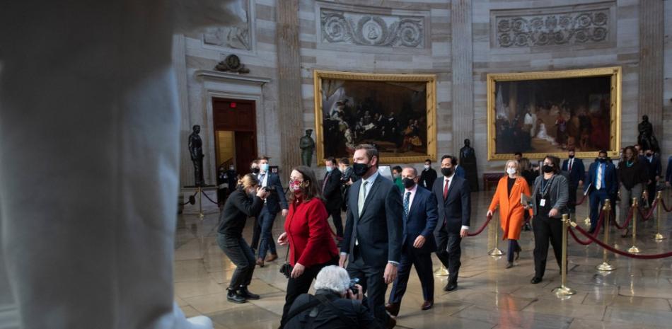 Los gerentes de juicio político de la Cámara de Representantes caminan hacia el Senado mientras se preparan para el juicio del ex presidente de los Estados Unidos, Donald Trump, en el Capitolio el 8 de febrero de 2021, en Washington, DC.
Brendan Smialowski / AFP