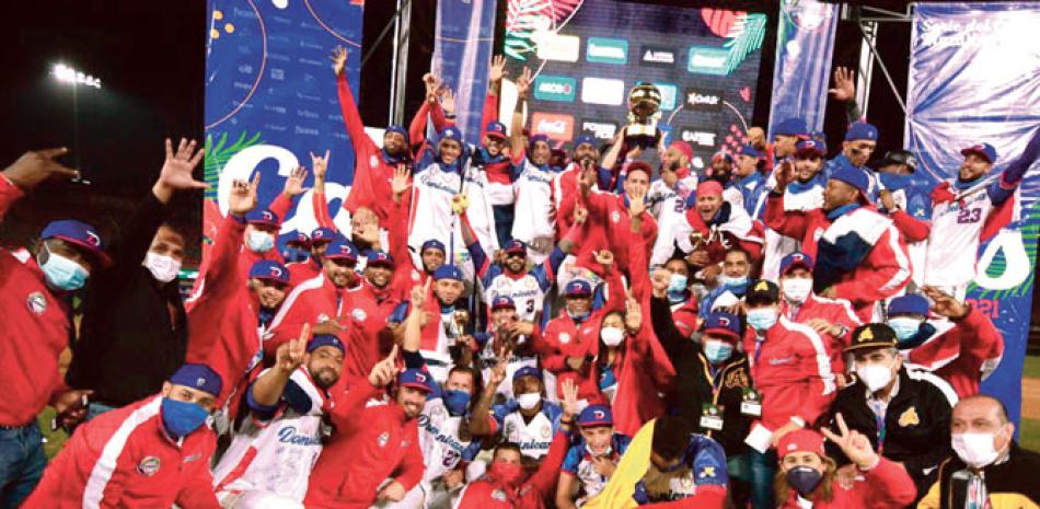 Jugadores, dirigentes, entrenadores y fanáticos de las Águilas Cibaeñas celebran
junto a la copa de campeón de la Serie del Caribe en Mazatlán, México.