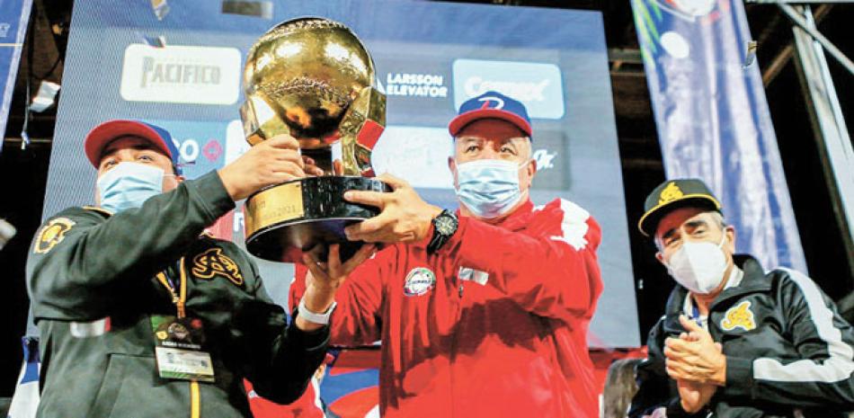 Ángel Ovalles, gerente general, y el manager Félix Fermín, luego de recibir la copa que acredita a las Águilas dominicanas como el equipo campeón de la Serie del Caribe.