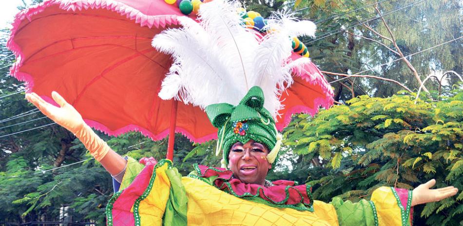 El “Santiago Ciudad Carnaval”, se realiza desde el Parque Central, sin público y con una reducida participación de integrantes en cada comparsa. FOTO/MEDIOS UNIDOS DEL CIBAO
