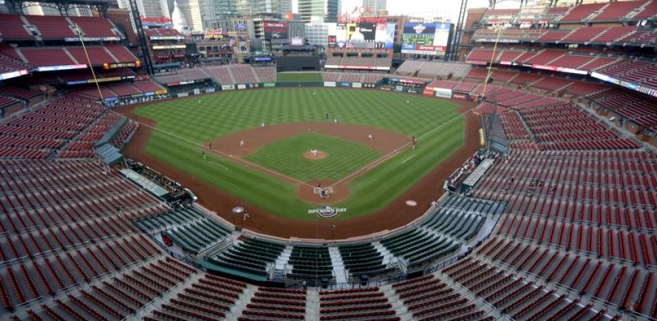 En esta imagen de archivo del 24 de julio de 2020, asientos vacíos en el estadio Busch de los Cardenales de San Luis, mientras el pitcher abridor Jack Flaherty lanza en el primer inning de su juego de béisbol contra los Piratas de Pittsburgh, en San Luis.