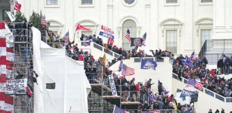 Los seguidores del entonces mandatario Donald Trump asaltan el Capitolio de Washington, el 6 de enero pasado. AP