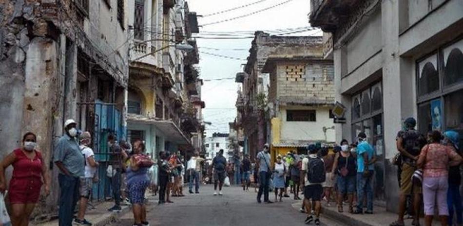 Personas en una calle en La Habana, Cuba AFP