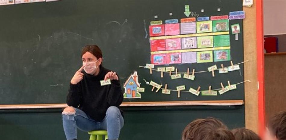 Una profesora impartiendo clase con una mascarilla transparente.

Foto: EP/ AYUNTAMIENTO DE SANT CUGAT DEL VALLÈS