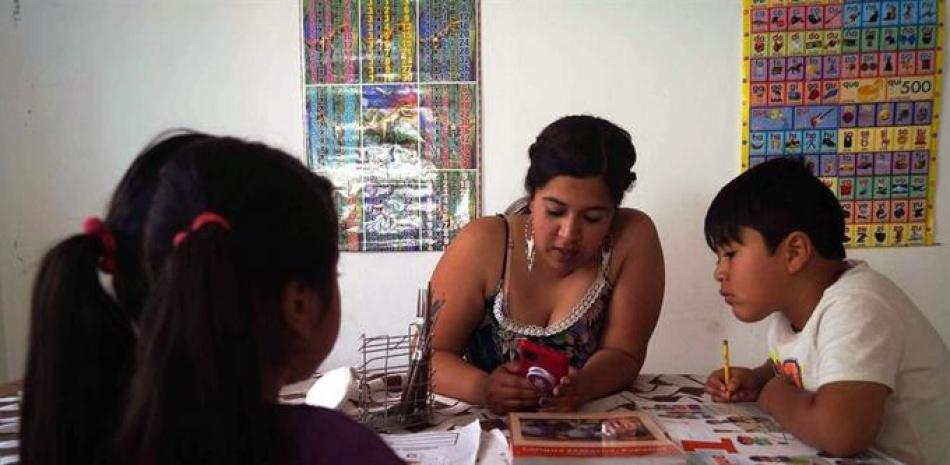 La mexicana Daniela Lizet Villegas (c) acompaña a sus hijos Carlos e Isabela en sus tareas el 2 de febrero de 2021, en San Cristóbal de las Casas, estado de Chiapas (México). EFE/ Carlos López