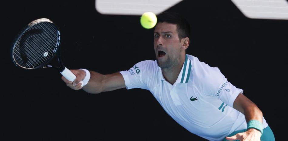 El tenista serbio Novak Djokovic devuelve una pelota al estadounidense Frances Tiafoe en su partido de segunda ronda en el Abierto de Australia en Melbourne, Australia, este miércoles.