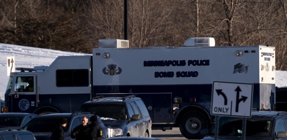 Un vehículo del Escuadrón de Bombas de la Policía de Minneapolis es visto afuera de la Clínica de Salud Allina, donde tuvo lugar un tiroteo hoy el 9 de febrero de 2021 en Buffalo, Minnesota. / AFP