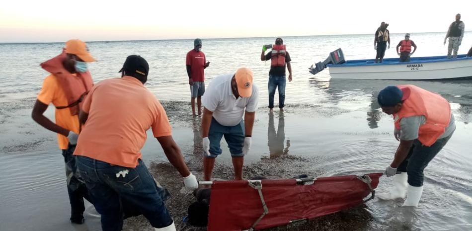 El cuerpo del pescador cuando era sacado de las aguas. Foto:Odalís Báez/Listín Diario.