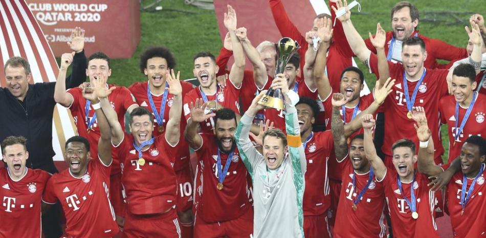 El arquero Manuel Neuer alza el trofeo con sus compañeros del Bayern Múnich tras vencer a Tigres de México en la final del Mundial de Clubes, Al Rayyan, Catar, este jueves.