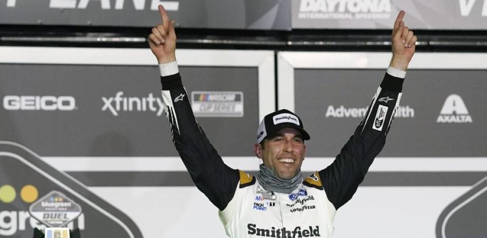 Aric Almirola celebra en Victory Lane después de ganar la primera de las dos carreras de clasificación de NASCAR para las 500 Millas de Daytona en Daytona International Speedway, este jueves.