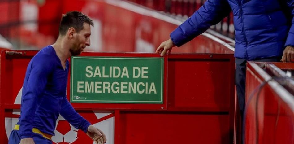 Lionel Messi, del Barcelona, se marcha de la cancha al concluir el duelo de ida de semifinales de la Copa del Rey ante el Sevilla (AP Foto/Ángel Fernández)