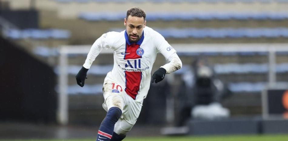 El delantero brasileño del Paris Saint-Germain Neymar con el balón durante el partido contra Lorient por la liga francesa.