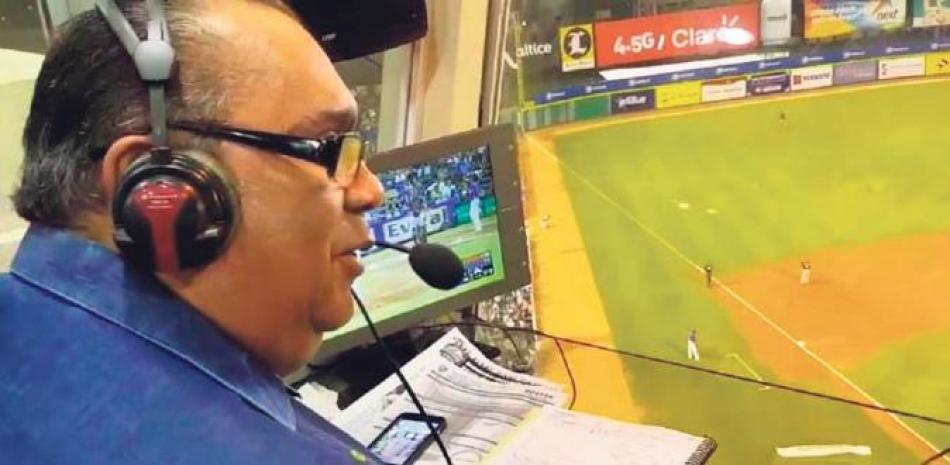 Bienvenido Rojas en plena labor como comentarista de la Cadena Azul en la cabina del Estadio Quisqueya Juan Marichal (“Esto si es difiiícil Talúa”).