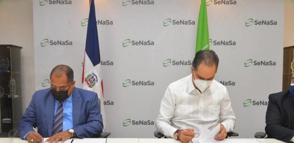 Alexis García, titular de Fedovoli, y el doctor Santiago Hazim, director ejecutivo de SENASA, mientras firmaban el histórico acuerdo.