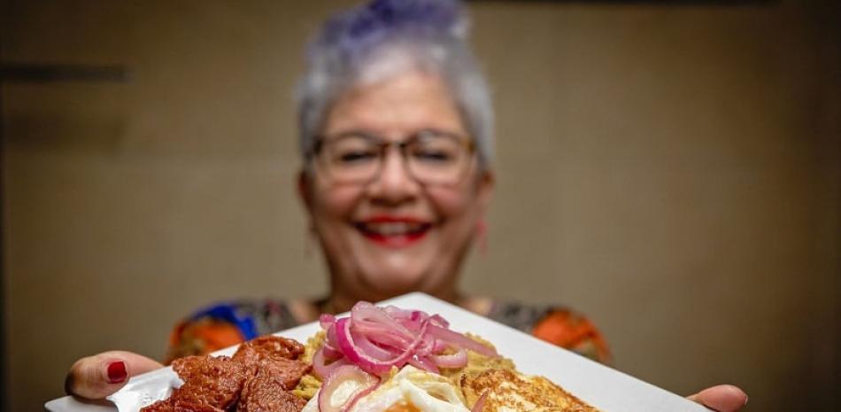 Xiomarita Pérez muestra un mangú con “los tres golpes”: salami, huevo y queso. CORTESÍA DE XIOMARITA PÉREZ