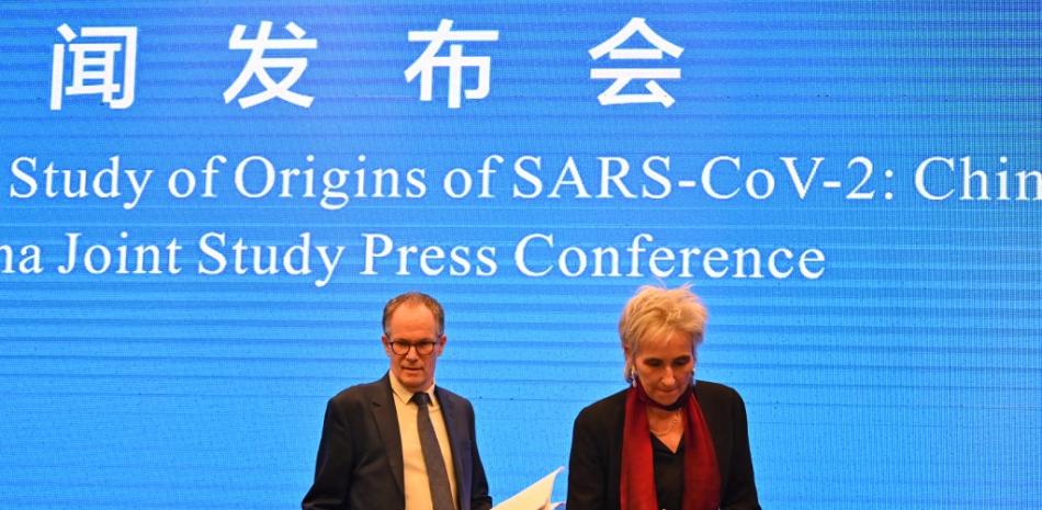Peter Ben Embarek y Marion Koopmans (derecha) llegan a una conferencia de prensa para concluir la visita de un equipo internacional de expertos de la Organización Mundial de la Salud (OMS) a la ciudad de Wuhan en la provincia china de Hubei el 9 de febrero de 2021. HECTOR RETAMAL / AFP