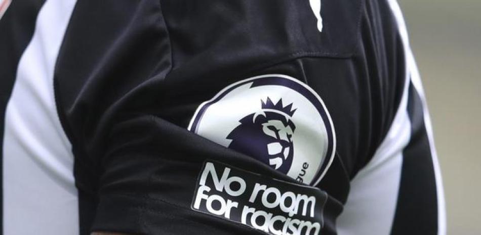 En esta foto del domingo 20 de septiembre de 2020, Callum Wison, jugador de Newcastle, exhibe un parche contra al racismo en el fútbol.