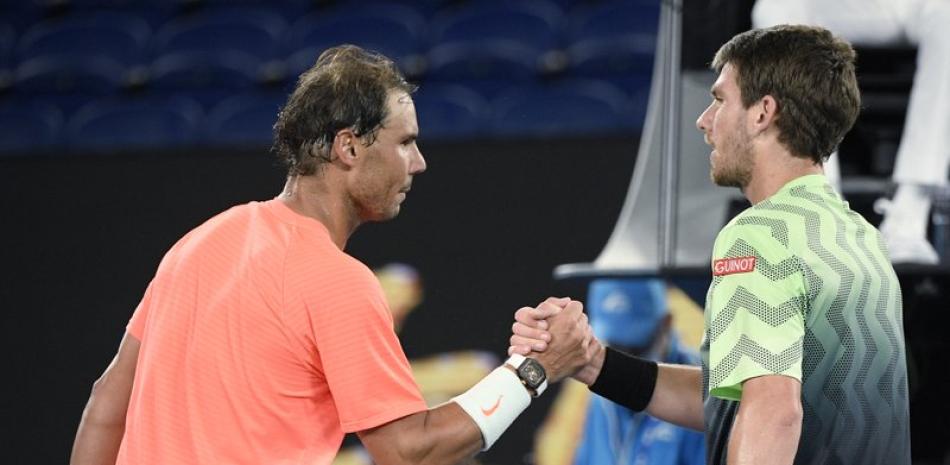 El español Rafael Nadal, izquierda, estrecha la mano del británico Cameron Norrie luego de vencerlo en sets corridos en su partido por la tercera ronda del Abierto de Australia en Melbourne, Australia, este sábado.