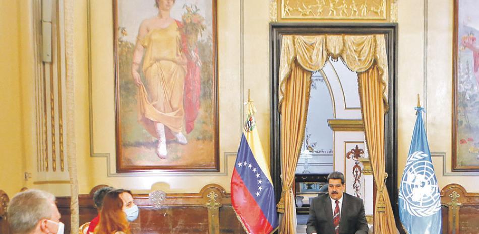 Alena Douhan, en reunión con Nicolás Maduro. AP