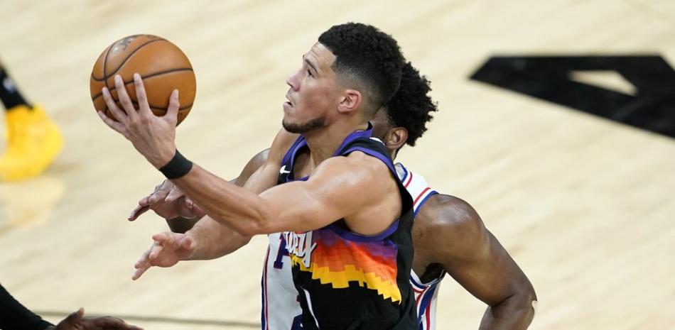 El base de los Phoenix Suns, Devin Booker (1), dispara contra los 76ers de Filadelfia durante la segunda mitad de un juego de baloncesto de la NBA, este sábado.