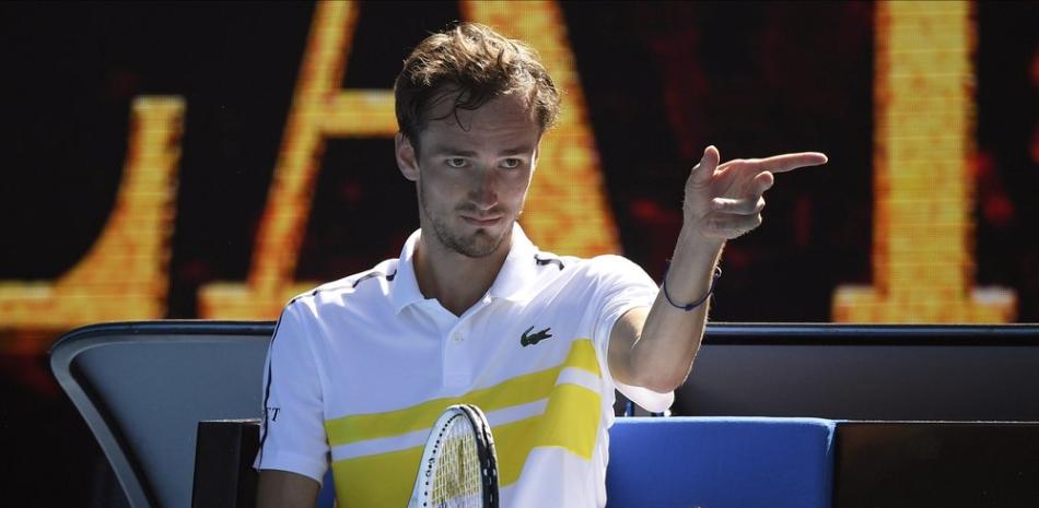 El ruso Daniil Medvedev hace un gesto después de derrotar al serbio Filip Krajinovic en su partido de tercera ronda en el campeonato de tenis del Abierto de Australia en Melbourne, Australia.
