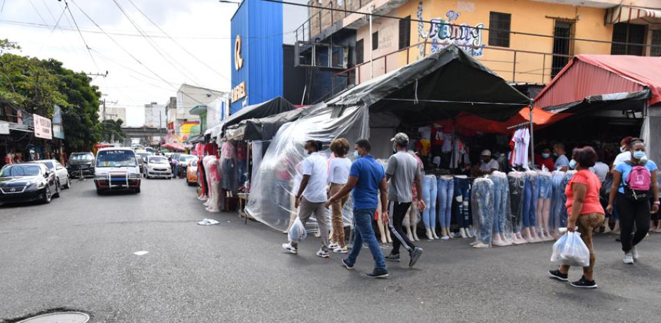El auge del comercio en Vila Consuelo ha desbordado sus calles y aceras que ya no solo se utilizan para el tránsito vehicular y peatonal, sino como pasarela para exhibir todo tido de mercancías. JOSÉ ALBERTO MALDONADO/LD