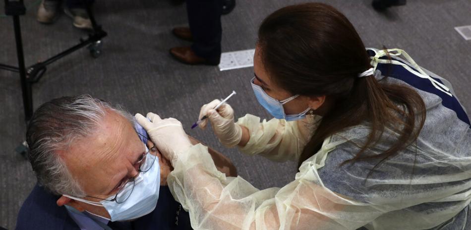 Una persona recibe la vacuna del coronavirus en Beirut erl 14 de febrero del 2021.

Foto: AP/ Bilal Hussein