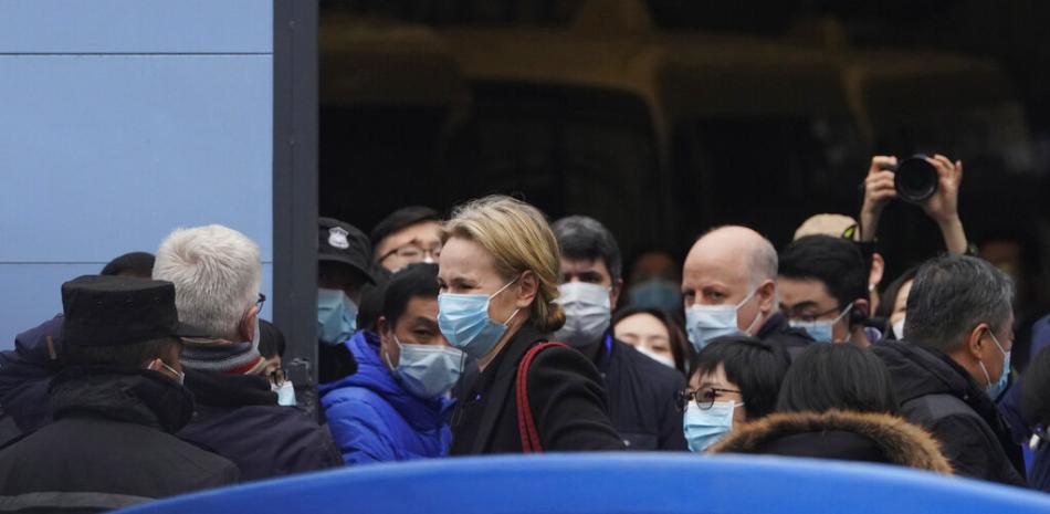 Un equipo de expertos de la Organización Mundial de la Salud recibe información afuera del Mercado de Alimentos Marinos de Huanan, en el tercer día de su visita de campo en Wuhan, China, como parte de una misión para aumentar la comprensión sobre la pandemia de coronavirus.

Foto: AP Foto/Ng Han Guan