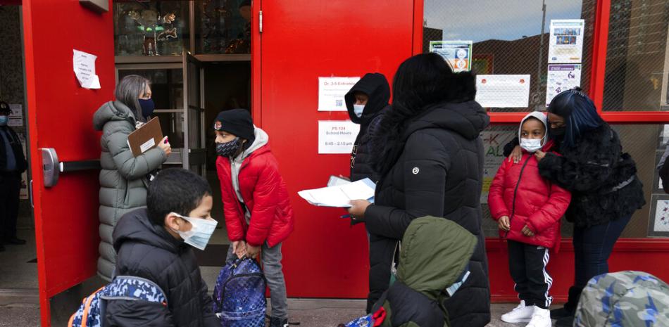 Unos niños llegan a la Escuela Primaria Henrietta Szold en Nueva York, el 7 de diciembre de 2020.

Foto: AP/ Mark Lennihan, File