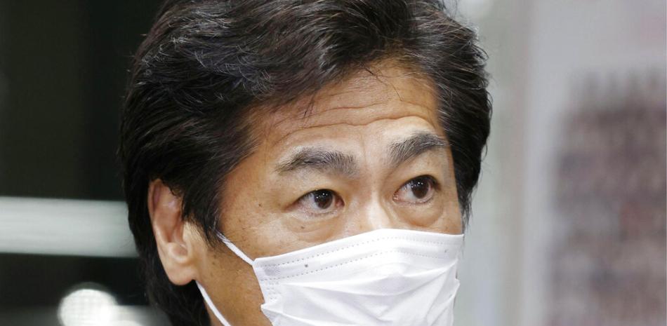 El ministro japonés de Salud, Norihisa Tamura, habla a la prensa después de que un comité de su Ministerio autorizara la vacuna contra el coronavirus desarrollada por Pfizer Inc., la primera aprobada para su uso en Japón, en Tokio, el viernes 12 de febrero de 2021.

Foto: Kyodo News/ AP