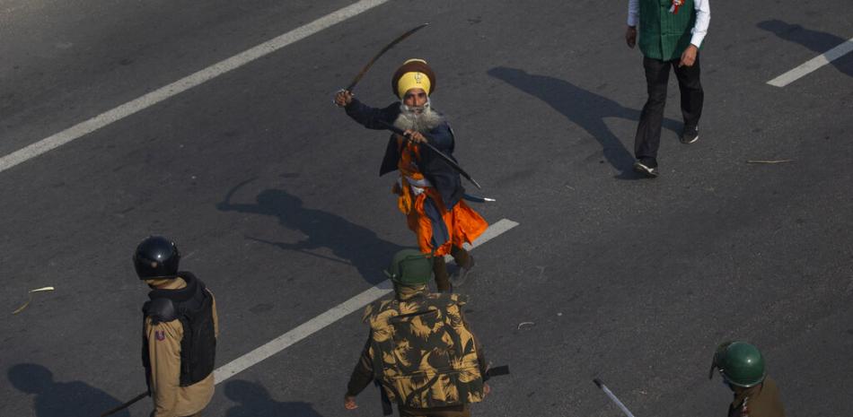 Foto de las protestas en Nueva Delhi en la India el 26 de enero del 2021.

Foto: AP/ Altaf Qadri
