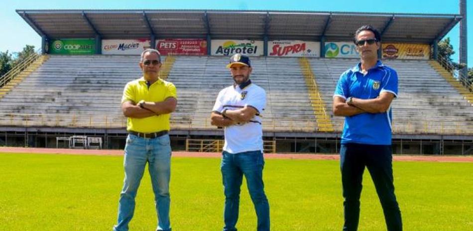 José Rodríguez, de la comisión técnica del Moca FC, Edwards Acevedo el nuevo direcdtor técnico y Quique Costa, director deportivo.