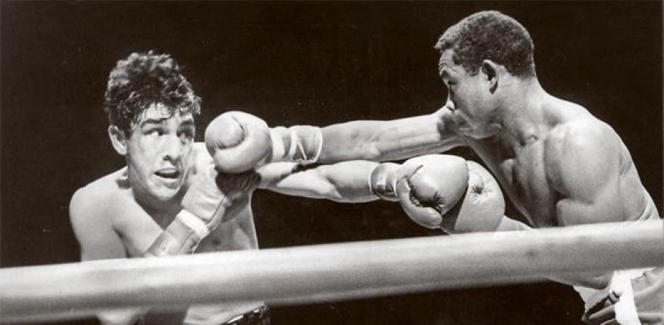 El campeón dominicano Carlos –Teo- Cruz golpea al retador norteamericano Mando Ramos durante su primera defensa, en Los Angeles 1968. Teo ganó a los puntos luego de 15 rounds.