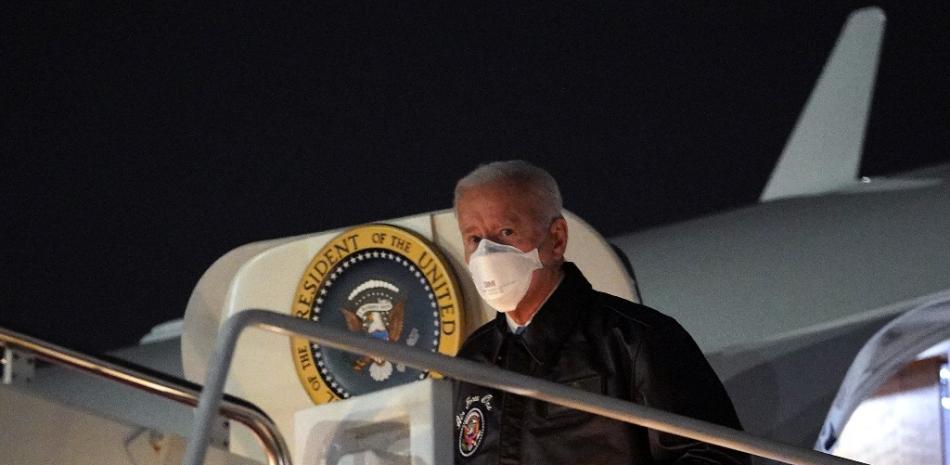 El presidente de los Estados Unidos, Joe Biden, se baja del Air Force One a su llegada al Aeropuerto Regional de Hagerstown en Hagerstown, Maryland, el 12 de febrero de 2021. Mandel NGAN / AFP