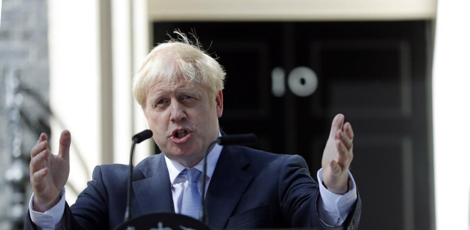 El nuevo primer ministro británico, Boris Johnson, hace gestos mientras habla frente al número 10 de Downing Street, Londres, el miércoles 24 de julio de 2019.

Foto: AP / Frank Augstein