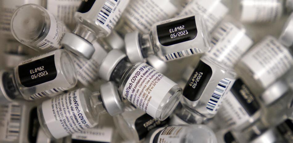 Envases vacíos de la vacuna de coronavirus de Pfizer-BioNTech en un centro de vacunación en la Universidad de Nevada, en Las Vegas, el 22 de enero de 2021.

Foto: AP/ John Locher