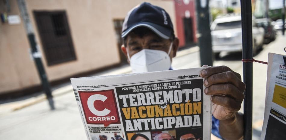 Un hombre muestra un periódico que destaca un escándalo de vacunación temprano que involucró a políticos y altos funcionarios.

Ernesto BENAVIDES / AFP