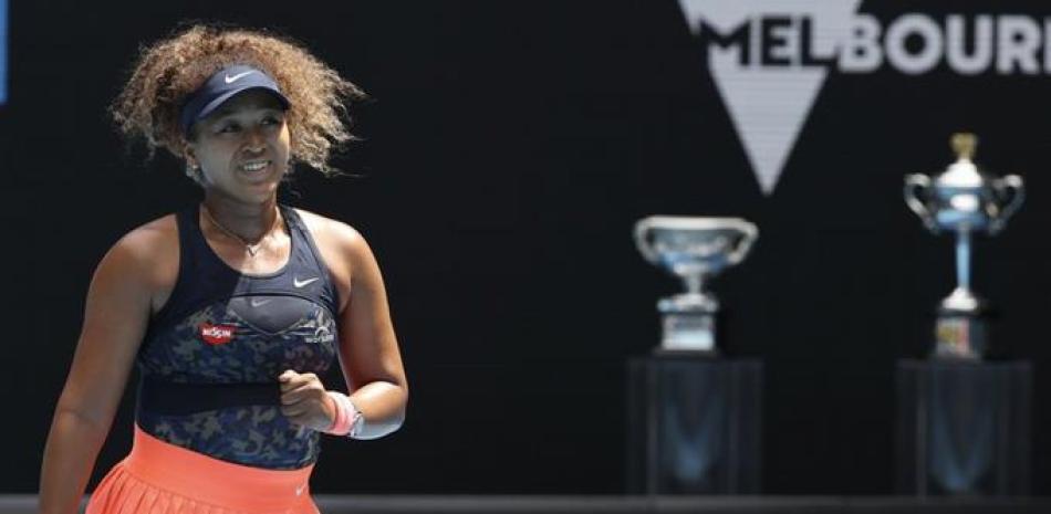 La japonesa Naomi Osaka reacciona después de derrotar a la taiwanesa Hsieh Su-wei en su partido de cuartos de final en el campeonato de tenis del Abierto de Australia en Melbourne, Australia.